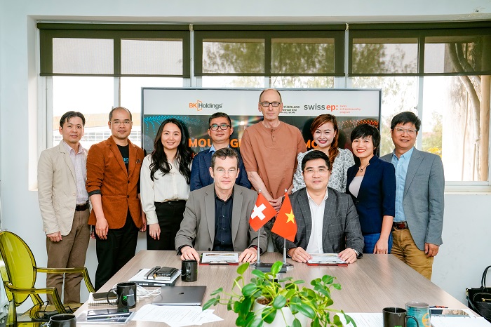 TS. Thomas Gfeller (giám đốc Innovation Park Biel) và TS. Nguyễn Trung Dũng (giám đốc BK Holdings) ký kết biên bản ghi nhớ hợp tác