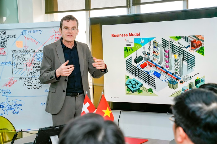 TS. Thomas Gfeller, giám đốc Innovation Park Biel, trình bày về mô hình đề xuất hợp tác giữa hai bên